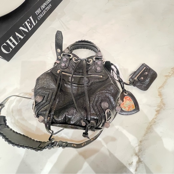 BALENCIAGA Le Cagole crinkled-leather bucket bag Small - Picture 9 of 14